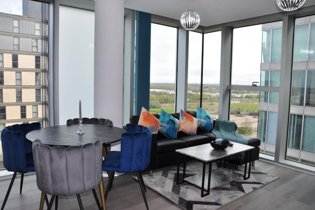 Stunning 2 Bedroom Apt Мілтон-Кінз Екстер'єр фото